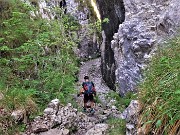 31 Ci abbassiamo tra pareti rocciose -falesie